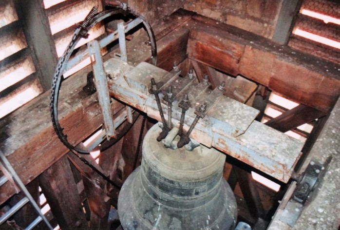 joug sur lequel est fixé une cloche de l'église de Savigny